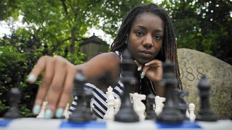 Jogo de xadrez menina jogando xadrez mão de criança faz um movimento a  rainha negra em fundo escuro